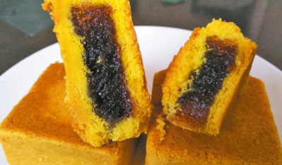 日光小林社區發展協會今年中秋推出全新口感的薑黃酥。 （攝影／記者王昭月）