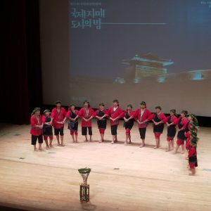 大滿舞團帶來「祭儀」（牽戲）、「農作」、「歡樂大鼓陣」三段，圖為祭儀。