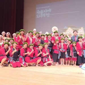 韓國水原廉泰英市長與大滿舞團小演出者合照。