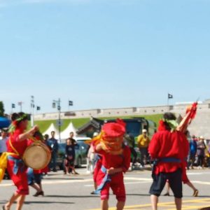 大滿舞團華城廣場遊街演出。